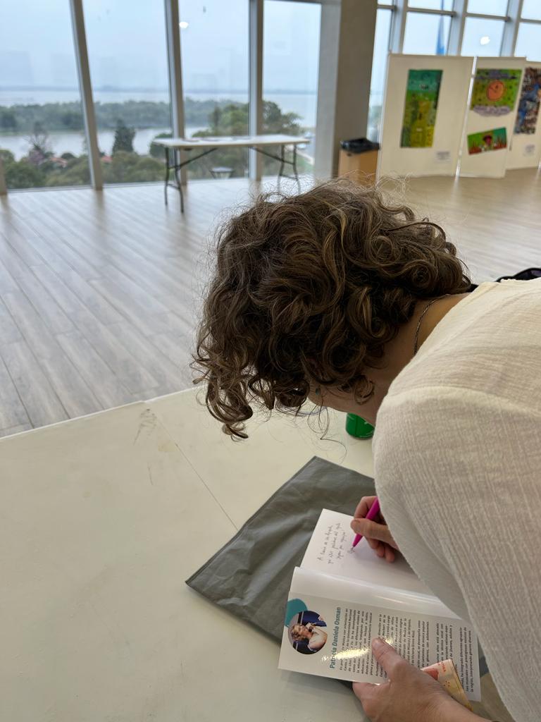 Patricia firmando su libro